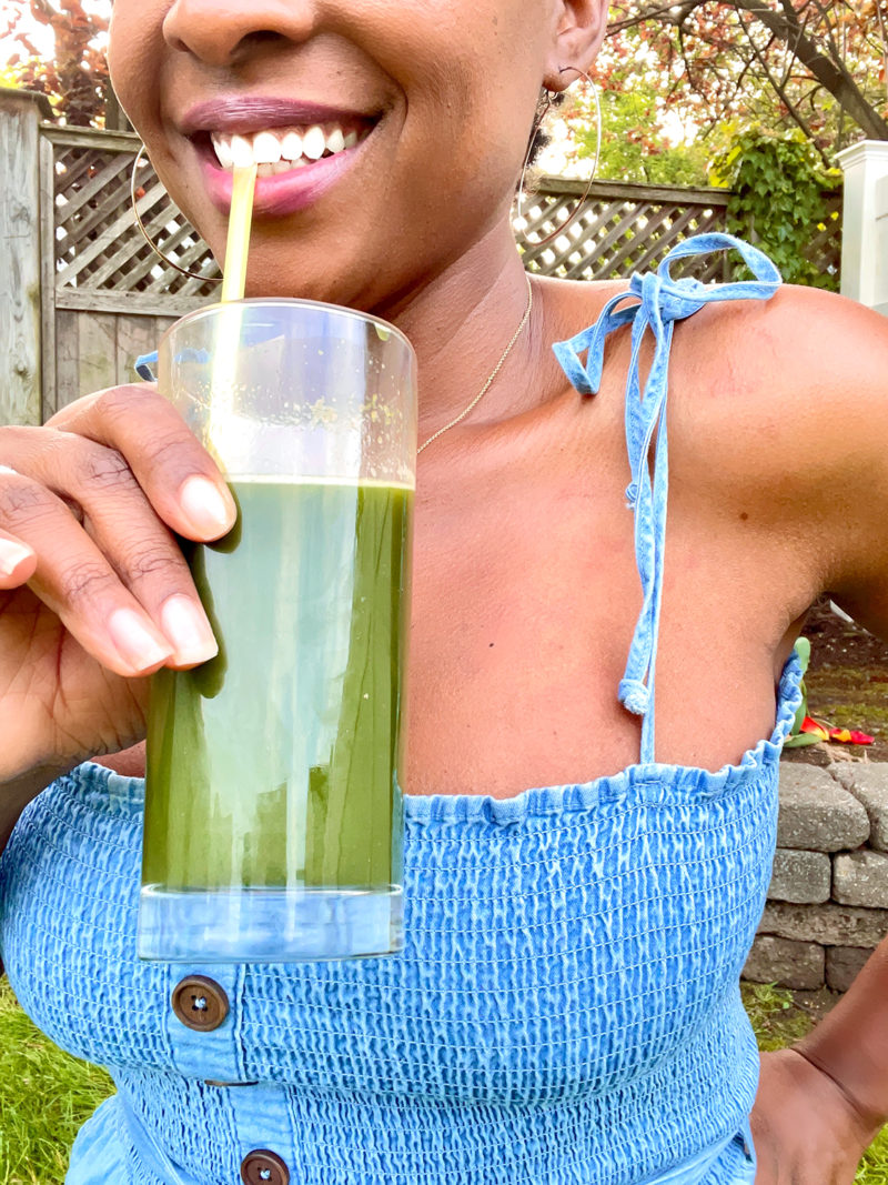 A Delicious + Easy Green Juice Recipe: Ft. Kale. And video step by step